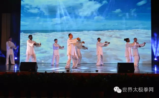 外国代表队在闭幕式上表演集体太极拳