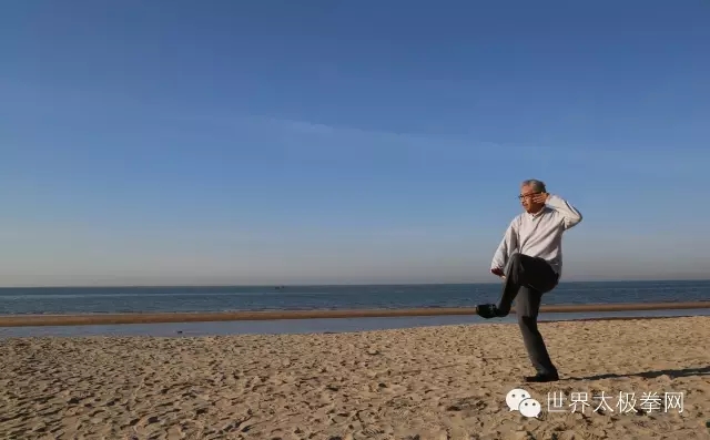 太极名家梅墨生在德和太极俱乐部相邻海滨练拳