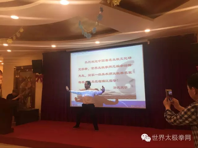 霍培林老师在研讨交流活动中示范孙式太极拳