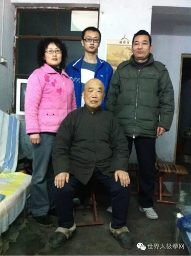 (作者师父崔玉洁先生与女儿崔秀菊、女婿陈火以及外孙陈光远)