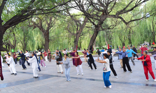 市民广场练太极