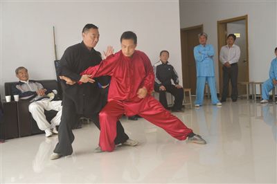 学员们在交流太极