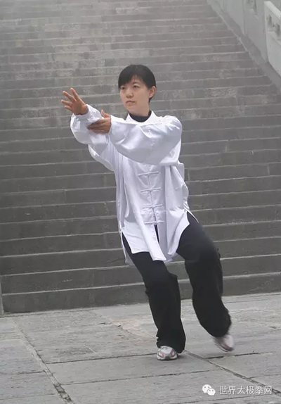 杨 静