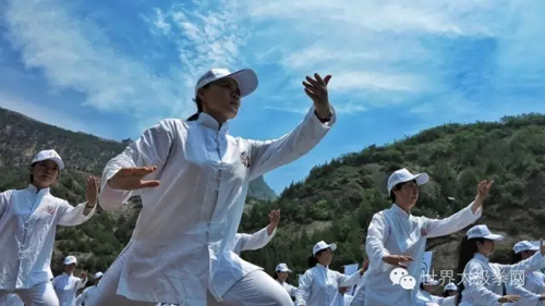 长城脚下习练太极