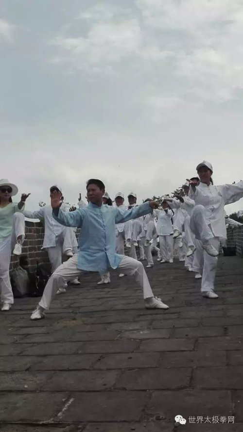 刘彦英领练24式太极拳