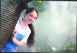 Rachele Barberi身穿佛山一中校服