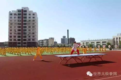 (奎屯第七中学太极拳演练)