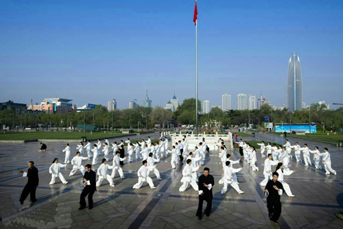 泉城广场练太极