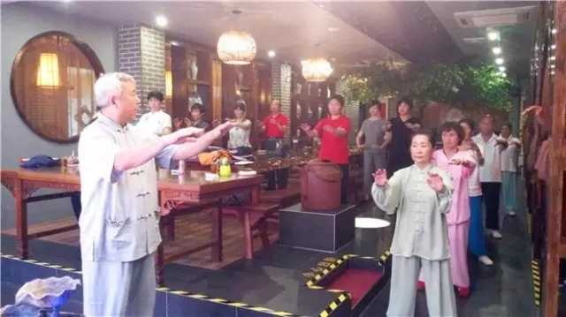 石双林(左一)老师现场演示太极手法