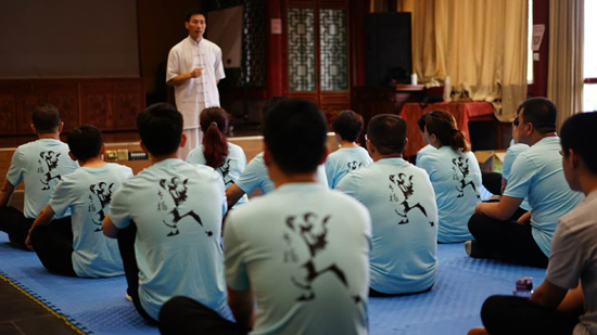 陈炳向学员们讲授太极拳知识
