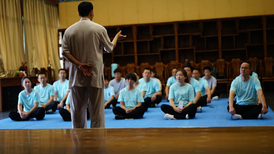 学员们认真聆听陈炳的讲解