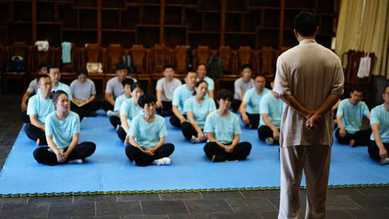 学员们认真聆听陈炳的讲解