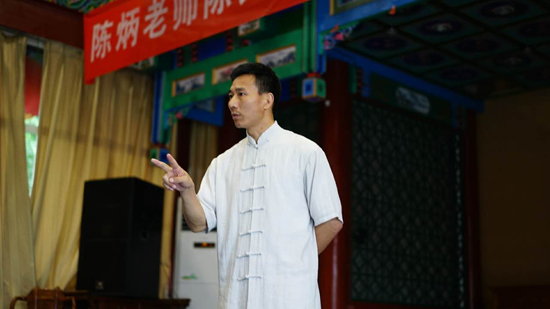 陈炳为学员们细致耐心地讲解