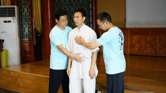 陈炳带学员亲身体验太极拳