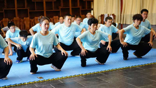学员们演练太极拳