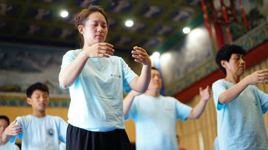 学员们演练太极拳