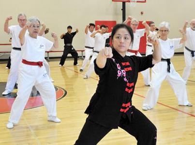 高佳敏在教拳