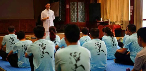 陈炳老师为学员细致讲解太极拳