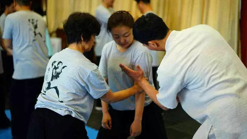 陈炳老师指导学员练习