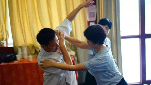 陈炳老师为学员示范标准动作