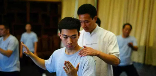 陈炳老师为学员纠正动作