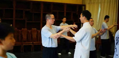 陈兵老师为学员纠正动作