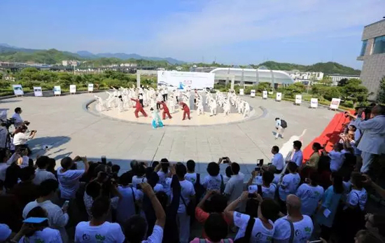 法国代表团进行健身气功演示