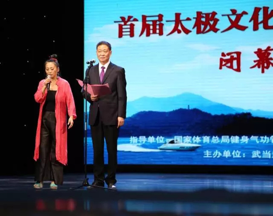 徐耀进局长主持闭幕式暨颁奖典礼,柯文女士担任翻译
