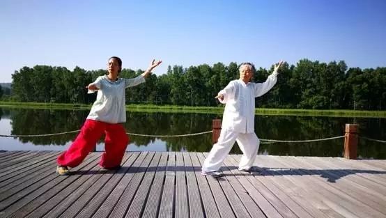 张老师夫人马永兰女士和女儿张小瑛女士演练太极