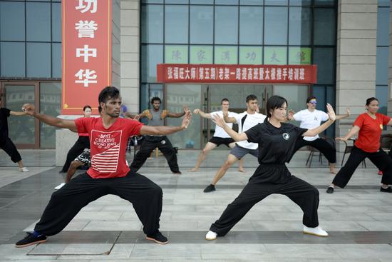 8月24日,来自20余个国家的“洋弟子”在河南温县陈家沟村的太极拳文化国际交流中心练习太极拳。