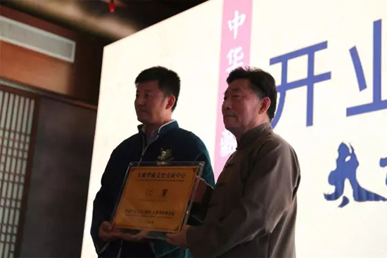 陈小旺先生向香港中文大学(深圳)授牌