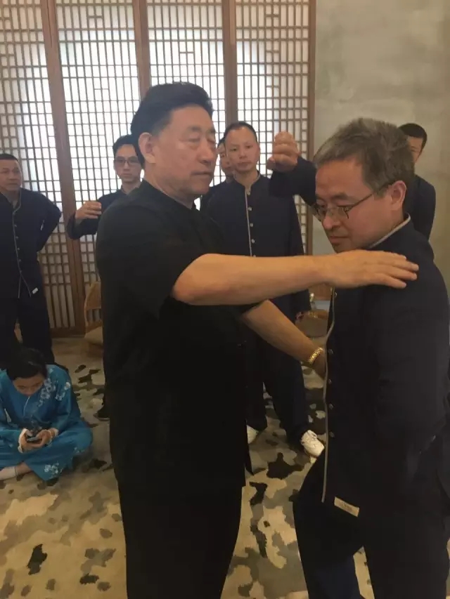严谨:陈老师讲课用语严谨,招式示范一丝不苟。对待我动作中的不到位,反复示范纠正。