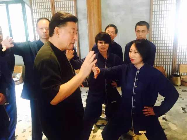 幽默:陈老师讲课非常幽默,用一些非常精彩的比喻解答练拳中的问题,既形象生动,又非常有趣,练拳的困惑经常在笑声中豁然开朗。