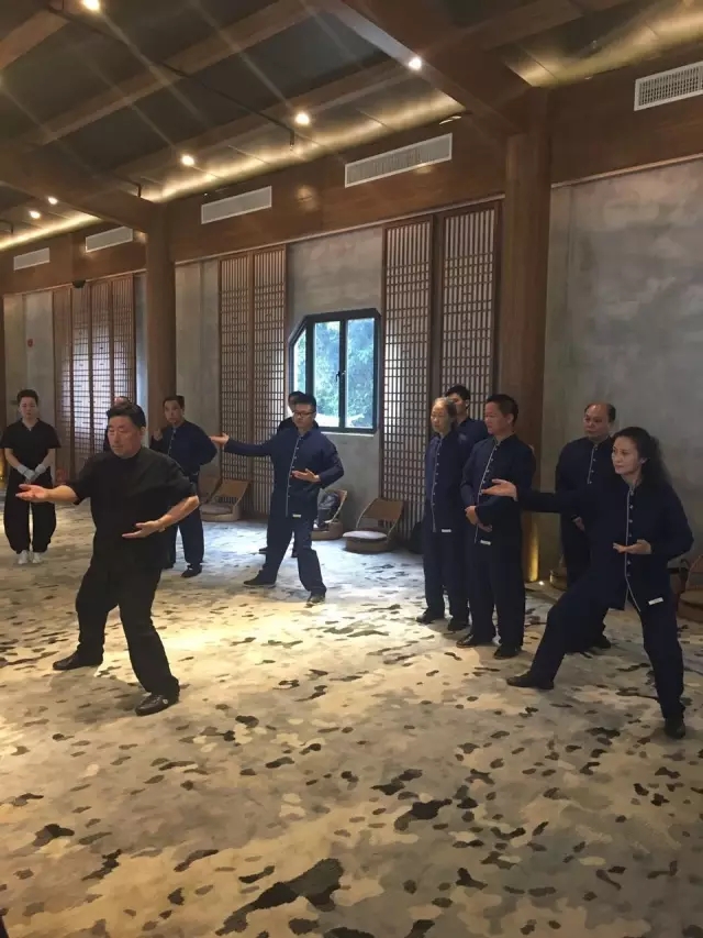 敬业:陈老师不愧是享誉国际的太极大师。对待授课的认真态度令学员肃然起敬。课前的热身都有时间和方式上的要求,力求学员达到最好的上课状态。