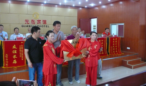 鸣生亮武学研究会会长张全亮先生向山东聊城分会授牌
