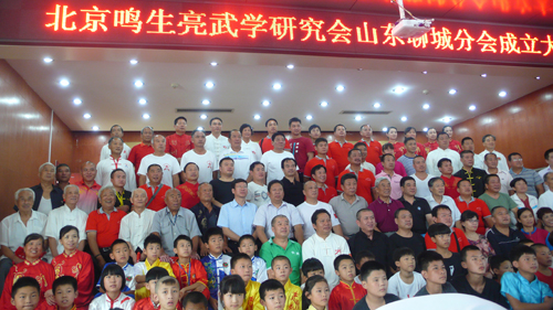 张全亮先生与部分与会的聊城市武术界同仁合影留念