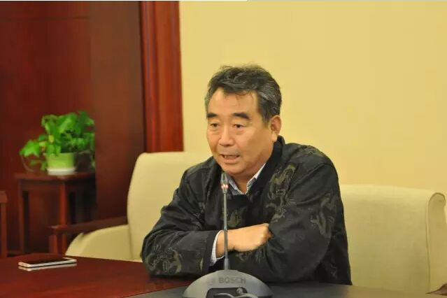 河北省职工太极拳协会会长吕德和在开班仪式讲话