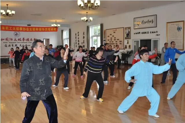 河北省职工太极拳协会会长吕德和在教授太极拳