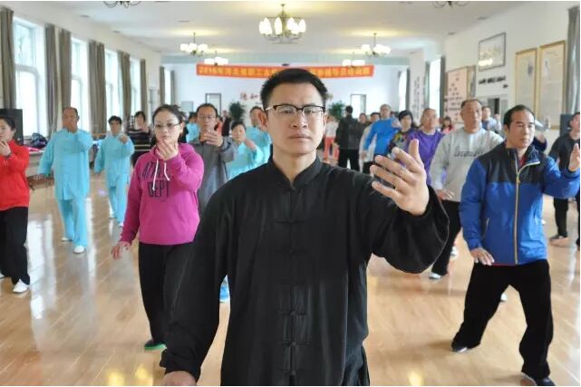 河北省职工太极拳协会秘书长杨建在辅导学员习练