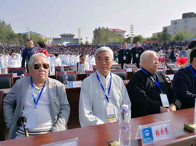 张全亮在开幕式主席台上