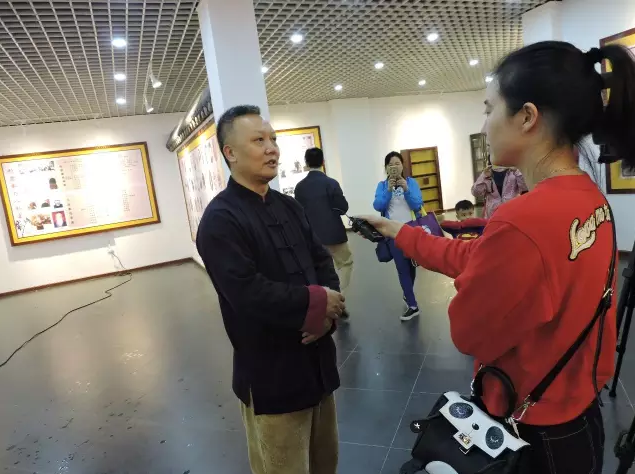 世界太极拳网总编余功保在武术书画展上接受电视台采访