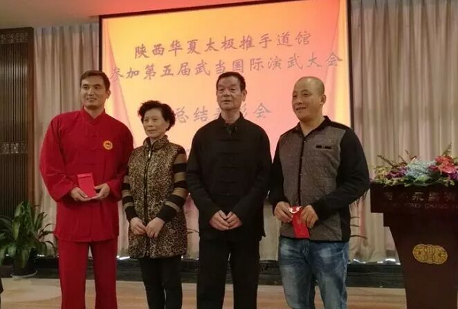 师父李随成老师和师母郝彩田老师为优秀教练员刘永飞、丁浩颁发奖金