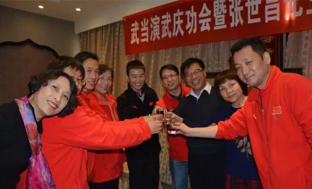举杯合影