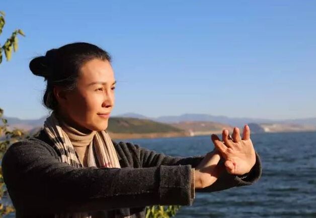 有佳人兮,在水一方。武歌吟扬,华彩拳章。—— 影视演员、太极拳传人晏子演示太极拳