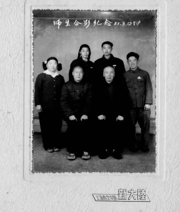 由右向左:前排:褚桂亭老师、马承志老师
后排:夏英琦、施载煌、张秀芬、刘桂兰