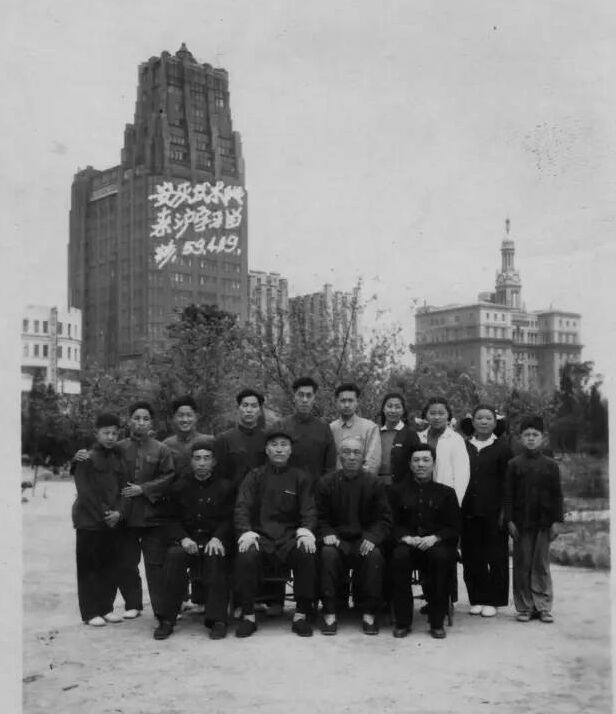前排:由右向左:刘新领队、褚桂亭老师、王效荣老师、徐文忠老师
后排:右二刘桂兰、右四张秀芬、右五施载煌 左一刘学志(马承志老师的八极弟子)、左三夏英琦