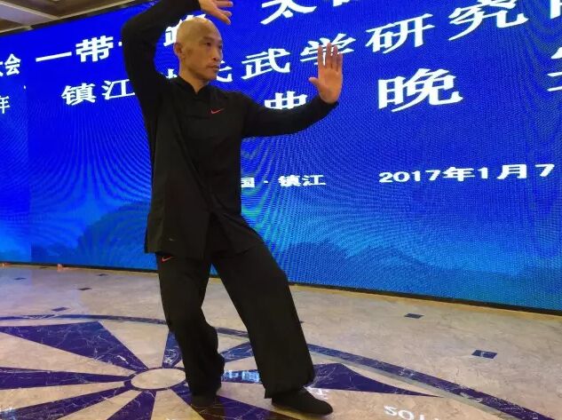 (沈宝发表演孙式太极拳)