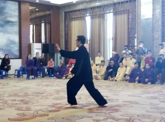 (李剑方先生参加首届“T30太极峰会”进行名家表演)