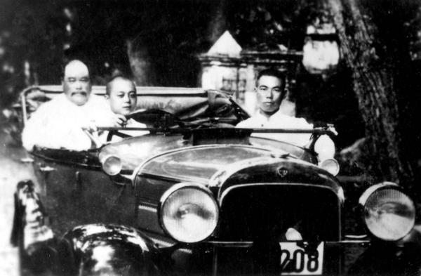 1930年赵斌先生与杨澄甫先师(左)张庆麟(中)在杭州国术馆合影