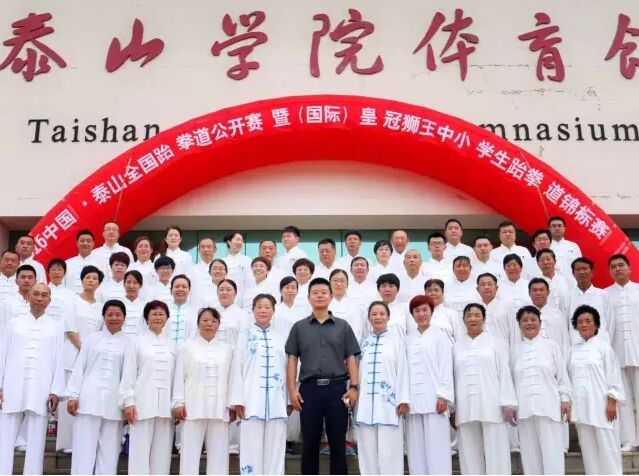 (会长庄海先生率领研究会成员参加活动)